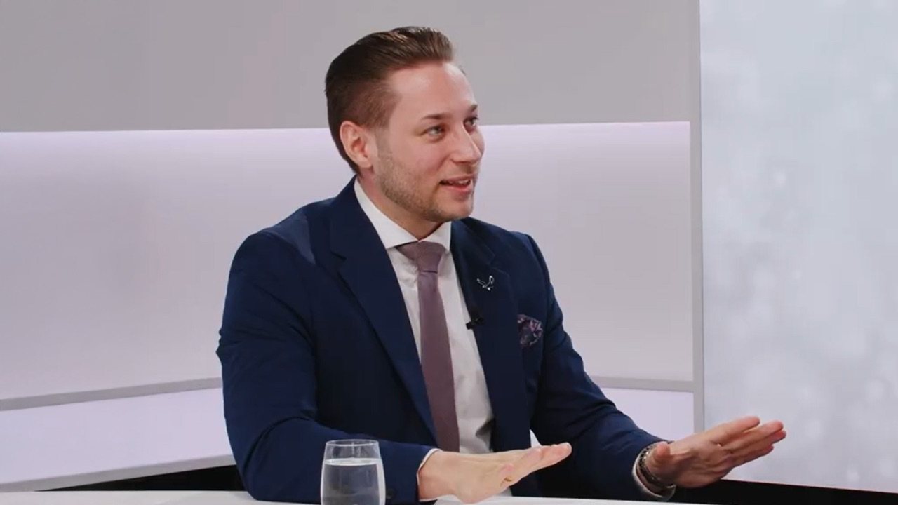 Dominik Kop, Geschäftsführer von Fixkostenreduzierer.at, im Studio-Interview bei WirtschaftsmacherTV